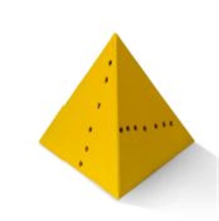 LUCIO FONTANA (1899 - 1968) Pyramide, 1967 Sculpture pyramidale en métal...