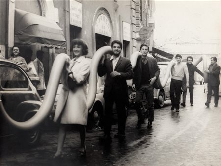 Loreto Soro (Roma 1947-2020)  - Trasporto del tubo con Mattiacci, Loreto e altri amici a Piazza del Popolo, 1967