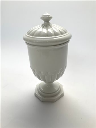 Ginori Vaso a urna con coperchio in ceramica bianca con baccellature. Italia, se
