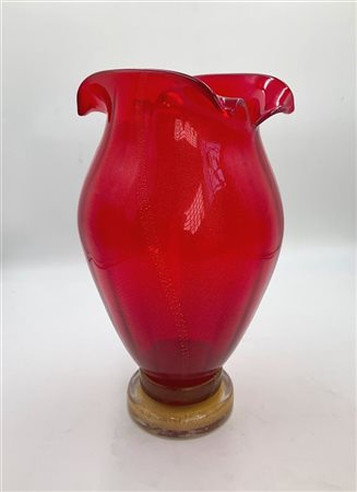 Gabbiani Vaso in vetro soffiato rosso con inclusioni di foglia d'oro. Murano, se