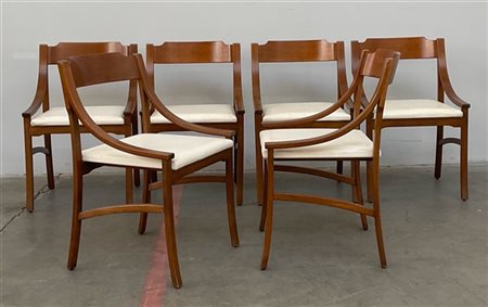 Gruppo di sei sedie in legno con schienale a giorno, seduta in similpelle bianc
