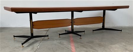 Tavolo da riunione con sostegni in ferro verniciato nero e legno, piano rivesti