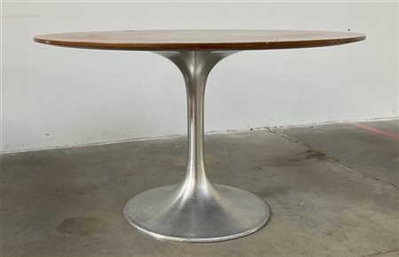 Tavolo con struttura in alluminio e piano tondo in legno massello lastronato. A