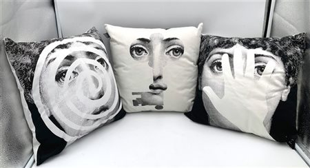 Fornasetti Gruppo di tre cuscini della serie "Tema e Variazioni e Serratura". Mi