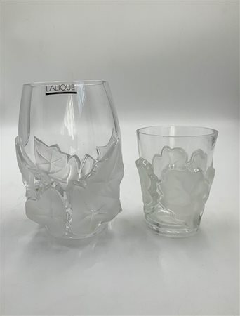 Lalique Due vasi con decori fogliacei a rilievo. Francia, seconda metà secolo XX