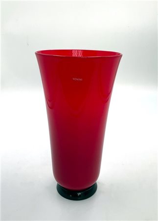 Venini Vaso della serie "Anni Trenta". Murano, 2005. Vetro soffiato opalino ross