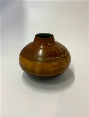 Vaso in terracotta smaltata a colaggio nei toni del marrone nella parte esterna