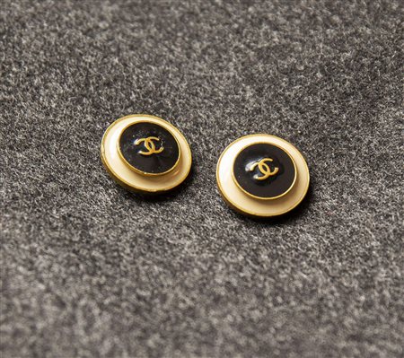 Chanel CLASSIC EARRINGS Description: Clip earrings from the 70s, ivory and...