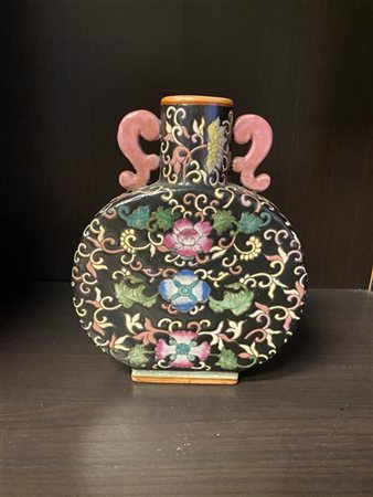 Vaso biansato in porcellana Famiglia Nera decorato a motivi floreali
Cina, seco