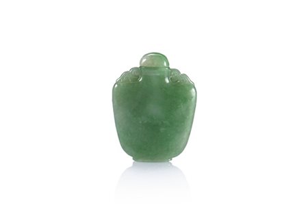 Pendente in giadeite verde a guisa di snuff bottle
Cina, secolo XX
(h. 5 cm.)