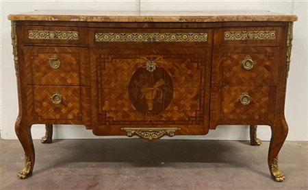 Credenza di forma sagomata lastronata, filettato e intarsiato in bois de rose e