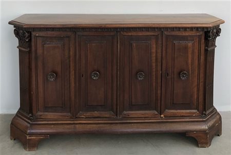 Antica credenza scantonata in noce con fronte a quattro ante e montanti a lesen