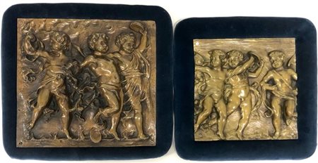 Due pannelli a rilievo in bronzo raffiguranti putti alati suonatori (cm 33,5x31