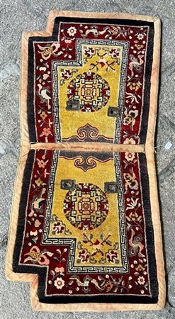 Tappeto coprisella, Tibet, fine secolo XIX (cm 137x61) (difetti)