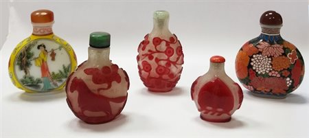 Lotto di cinque snuff bottles in vetro bianco e rosso
Cina, inizio secolo XX
(h