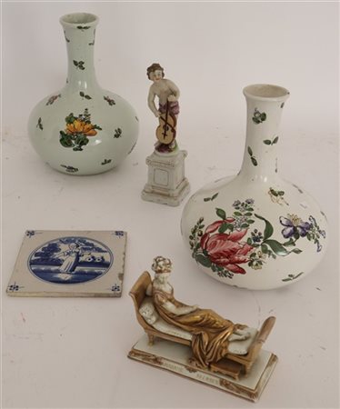 Lotto composto da due bottiglie in maiolica con decoro floreale in policromia d