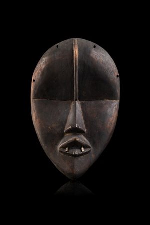 Arte africana. Maschera rituale in legno intagliato con inserti in metallo (cm