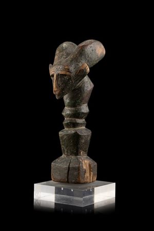 Arte africana. Statuetta votiva in legno intagliato (h. cm 20) poggiante su bas