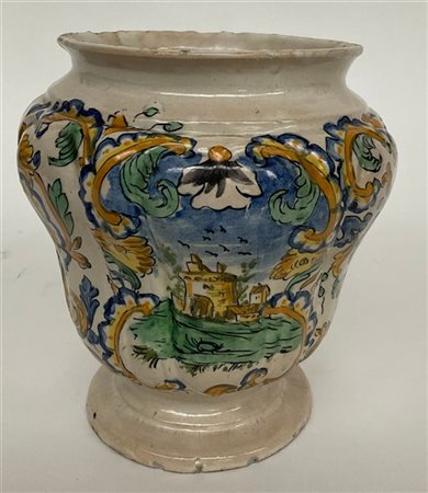 Antico vaso a balaustro in maiolica decorato in policromia a volute, motivi veg