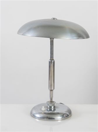 Lampada da tavolo in metallo. Prod. Italia, 1960 ca. Cm 40x32x32