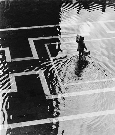 Fulvio Roiter (1926-2016)  - Acqua alta in piazza, 1967