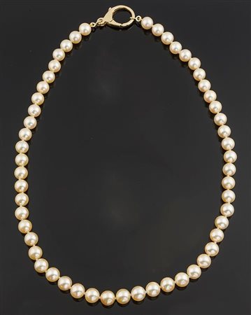 MIKIMOTO Collana di perle giapponesi, firmata "Mikimoto", varietà gold, dal...