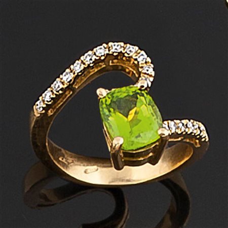 ANELLO Anello in oro giallo, a forma di serpente stilizzato, con diamantini...