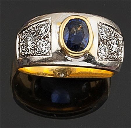 ANELLO Anello oro giallo con al centro zaffiro di taglio ovale ed ai lati...