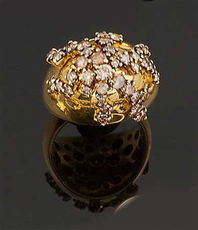 DAMIANI Anello in oro giallo, firmato "Damiani", sommità a cupola con...