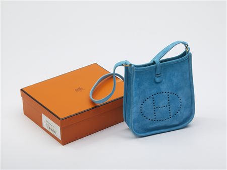  HERMES - Borsa a spalla modello Evelyne in pelle scamosciata azzurra.