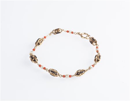  
Bracciale antico in oro corallo e perle 
 Lunghezza cm 17