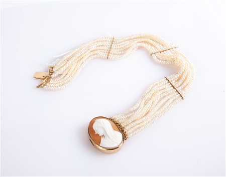  
Collier de chen in oro, cammeo e perle 
 lunghezza cm 34