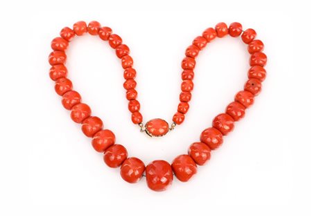  
Collana in corallo rosso e oro. 
 Lunghezza cm 49