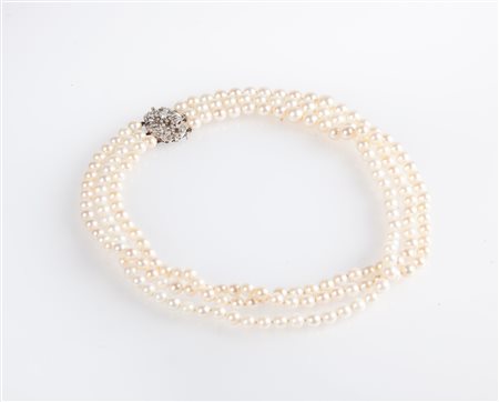  
Collana di perle oro e brillanti 
 Lunghezza cm 51