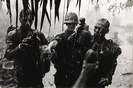 JONES GRIFFITHS PHILIP (1936-2008) Vietnam 1968 stampa ai sali d'argento –...