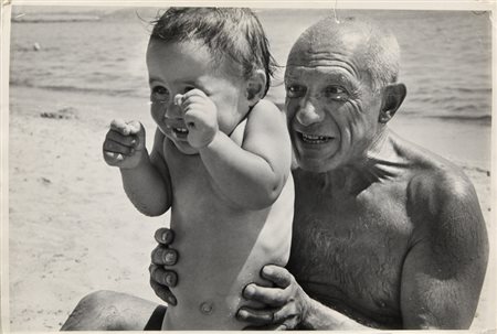 ROBERT CAPA (1913-1954) Pablo Picasso with his son Claude 1948 stampa ai sali...