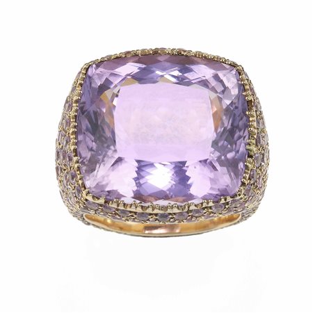 Michele Della Valle. Anello con kunzite di ct 30.11 e corindoni rosa