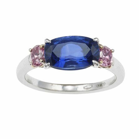 Anello con zaffiro Kashmir di ct 2.70 e diamanti fancy intense purplish pink per ct 0.38