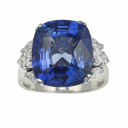 Anello con grande tanzanite e diamanti