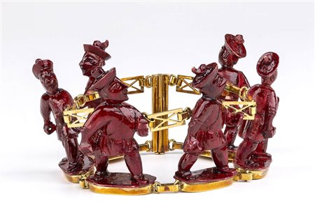 Bracciale in oro con figure di guerrieri orientali in lacca rossa