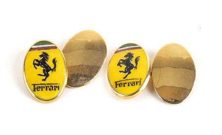 Coppia di gemelli in oro e smalti raffiguranti il marchio della casa automobilistica FERRARI 