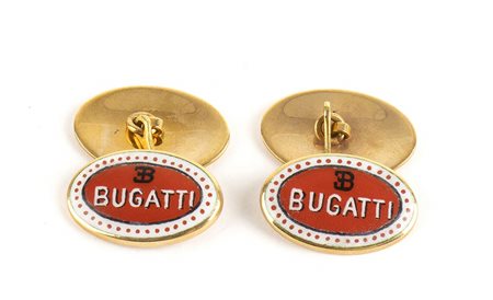 Coppia di gemelli in oro e smalti raffiguranti il marchio della casa automobilistica BUGATTI