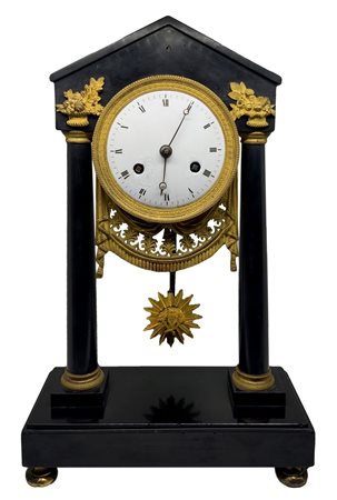 Orologio a pendolo da tavolo, Impero, primi XIX secolo. In marmo nero belga, con pendolo a filo.