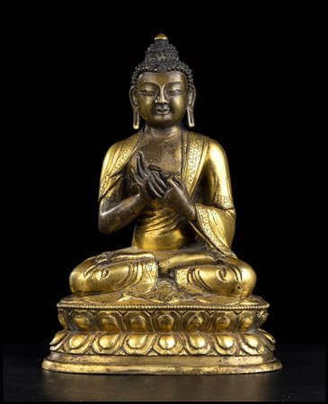 BUDDHA IN BRONZO PARZIALMENTE DORATO
Cina, dinastia Qing, XVIII secolo