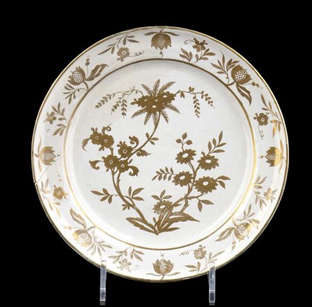 PIATTO IN MAIOLICA CON DECORO A ORO
Milano, Manifattura Clerici, 1760-1770 circa