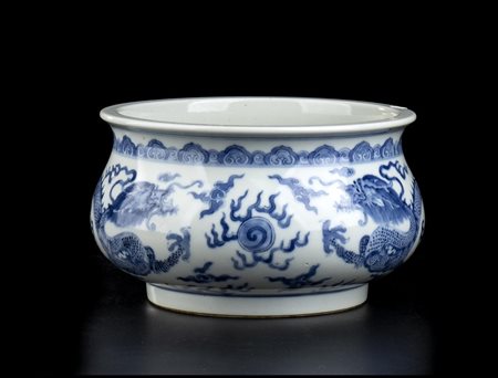 BACILE IN PORCELLANA 'BIANCO E BLU'
Cina, marchio apocrifo di Kangxi