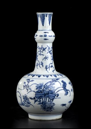 VASO A BOTTIGLIA IN PORCELLANA 'BIANCO E BLU'
Cina, XIX-XX secolo