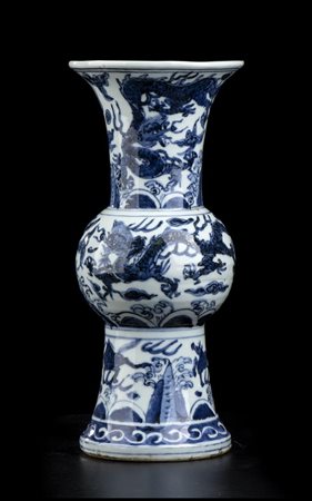 VASO A BALAUSTRO IN PORCELLANA 'BIANCO E BLU'
Cina, XIX-XX secolo