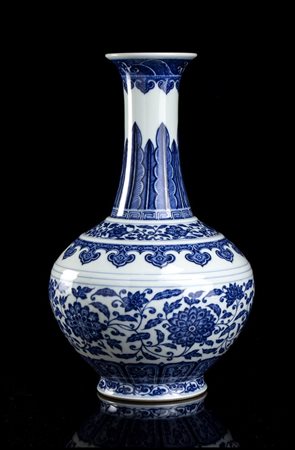 VASO A BOTTIGLIA IN PORCELLANA 'BIANCO E BLU'
Cina, XX secolo