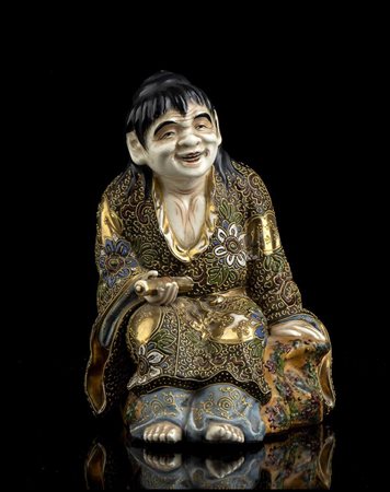 FIGURA DI KANZAN IN CERAMICA 'SATSUMA' CON DECORO A SMALTI POLICROMI E ORO
Giappone, periodo Meiji